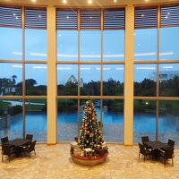 ロビー(2階)と1階は吹き抜け