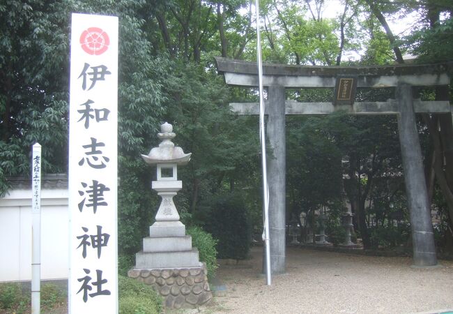 立派な本殿と広々とした境内を持つ神社です。