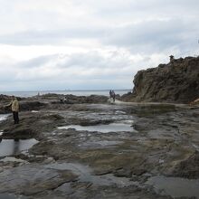 稚児ケ淵の海岸線はこんな感じです。波が高いと危険です。