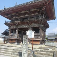 街道筋に立つ立派な山門