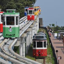 下に海辺列車、上はスカイカプセル