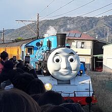 駅をトーマスが通る瞬間