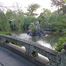 石の神橋から右手に噴水を見ながら本殿を目指します。