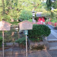 厳島神社が参道の左手にありました。