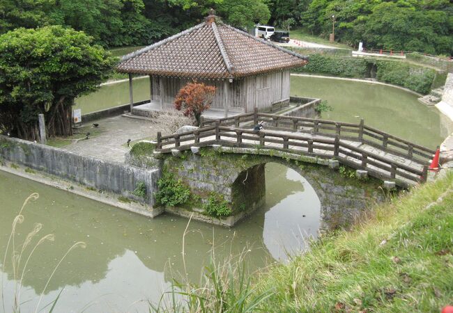 琉球石灰岩造りのアーチ橋