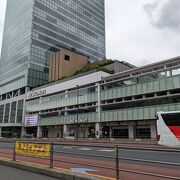 JR新宿駅直結の駅ビル。駅ナカではお土産やお弁当等も買えます