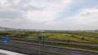 足湯もあり、飛行機の離陸も見れる