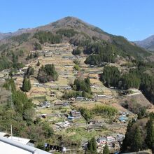 山の斜面にある集落