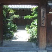 伊丹の堀池の住宅街にあるお寺です。