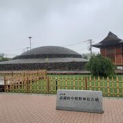 時間外でも復元古墳が見られます （武蔵府中熊野神社古墳展示館）