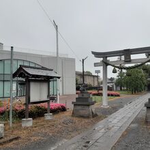 展示館は熊野神社に隣接