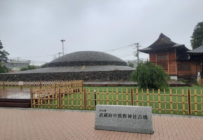 時間外でも復元古墳が見られます （武蔵府中熊野神社古墳展示館）