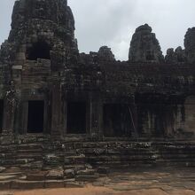 アンコールトムのバイヨン寺院のおすすめです。