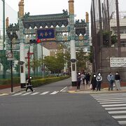 中華街の西を守る門(牌楼)です。白虎の方向にあるので柱は白く塗られています。