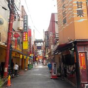中華街の中でも大変活気のある通りにある門(牌楼)です。