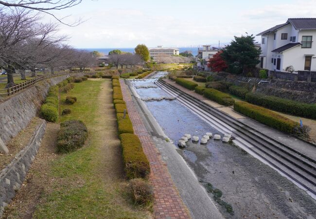 川の両岸は公園のよう