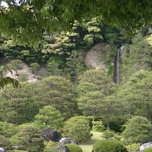 亀鶴（キカク）の滝は那智の大滝を模しているというが。