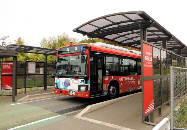 線路跡の大半をバスが走る