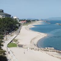 ホテルの窓から見る綺麗な海岸。