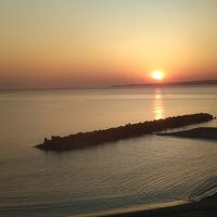 ホテルの窓から見る朝日。