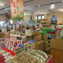 さすがに静岡県。お茶やお茶を使ったお土産が並びます。