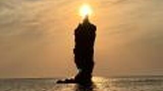 いつまであるのか波の浸食に耐えてますね