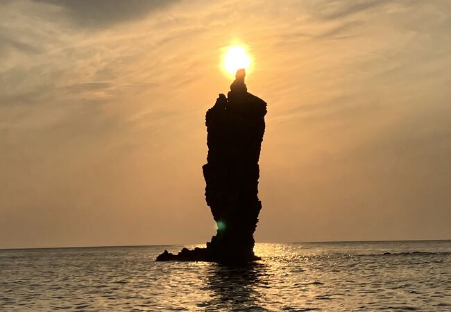 いつまであるのか波の浸食に耐えてますね