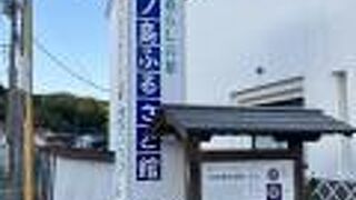 蔵みたいな外観の建物です