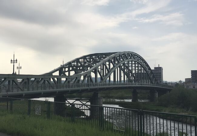 重厚な形の橋