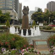 横浜市の姉妹都市サンディエゴから寄贈された像です。