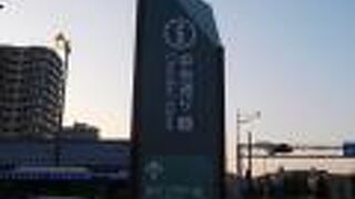 小樽駅から小樽運河へと向かう道