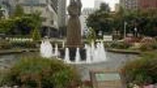 横浜市の姉妹都市サンディエゴから寄贈された像です。