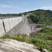 規模の大きなダム、青い水に新緑が映えてとても綺麗　