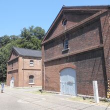 ノスタルジックな赤れんが倉庫が並びます。