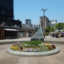道路を挟んで勾当台公園の花壇と質素な仙台市役所