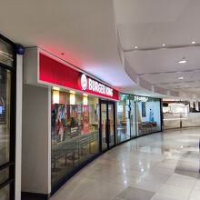 ２階には飲食店が並んでいます