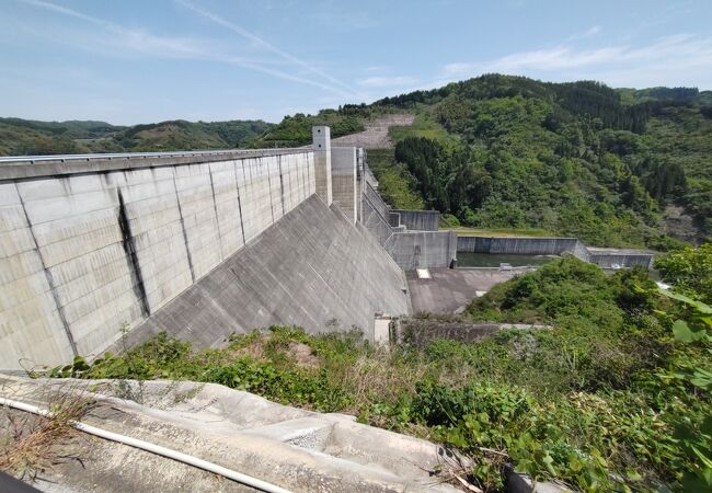 規模の大きなダム、青い水に新緑が映えてとても綺麗　