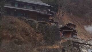 横湯川が流れる渓谷