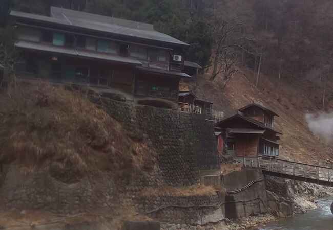 横湯川が流れる渓谷