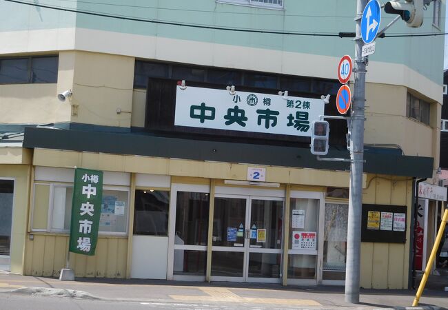 3棟並ぶ市場