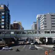 新横浜駅の北口にある道路を跨ぐ歩道橋