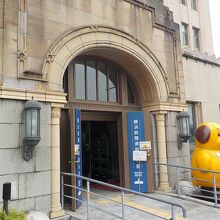 横浜税関資料展示室の入口です。マスコットが出迎えてくれます。