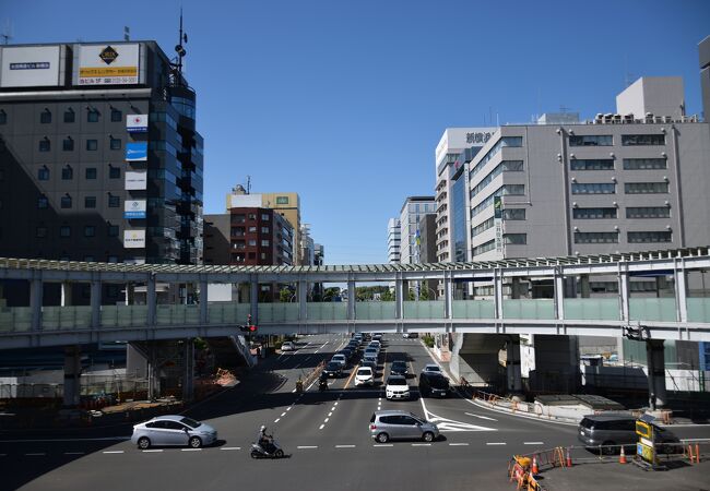 新横浜駅の北口にある道路を跨ぐ歩道橋