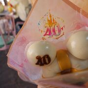 TDR40周年メニュー　ミッキーうきわまんを売っています