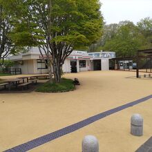 コンビニ右にトイレと喫煙室、その右の階段を登ると樽前山展望台