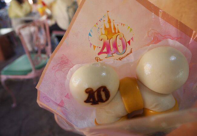 TDR40周年メニュー　ミッキーうきわまんを売っています