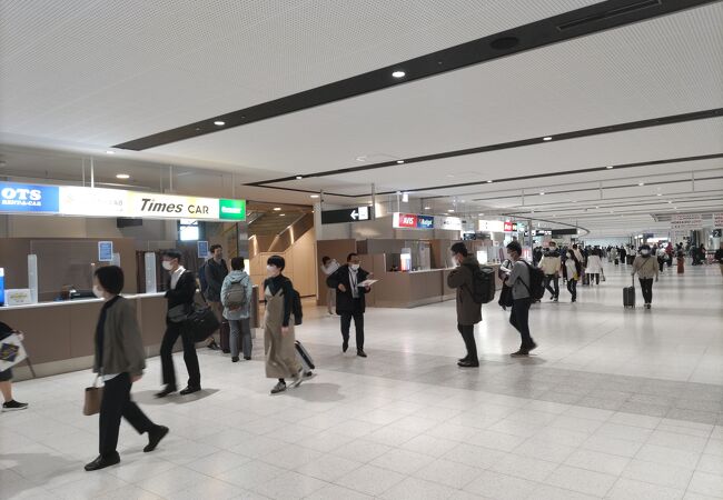 新千歳空港・空港店間は、約10分おきに所要15分の送迎バス