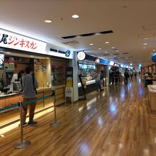 空港店の受付カウンター。