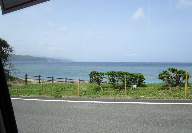 広場から景色がよく見え、海に沈む太陽がとても印象的です。