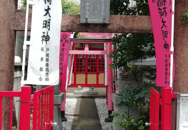 坂の途中の小さな神社